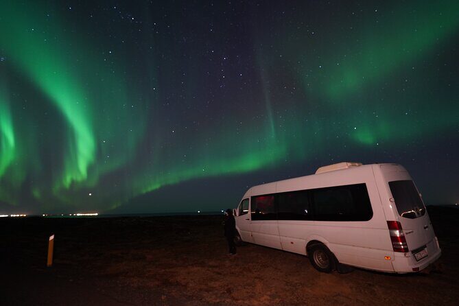 #1 Northern Lights Tour In Iceland from Reykjavik with PRO photos - Comfort While You Wait: Blankets, Hot Drinks, and Keeping Your Mood Up