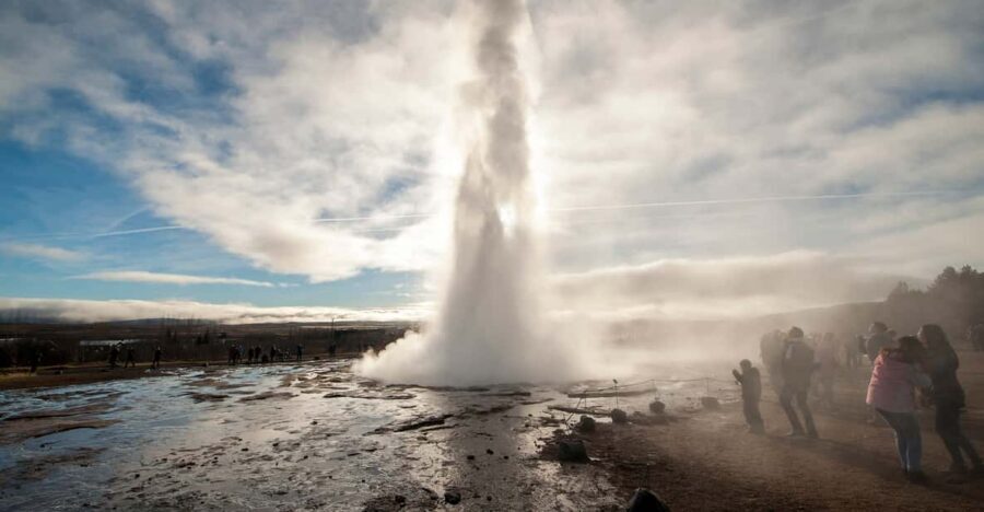From Reykjavik: 3 Day Family Package - Day 1: Golden Circle in one day (Geysir, Gullfoss, Þingvellir) plus Kerið