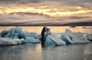 From Reykjavik: Glacier Lagoon and Fjaðrárgjúfur Canyon Tour - Pickup timing and why the day stretches to 14–16 hours