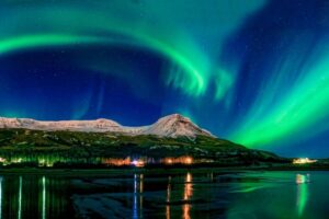 From Reykjavik: Northern Lights Chase with Expert Guide - The countryside stops: why dark ground matters for photos