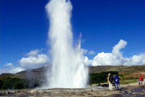 Golden Circle and Fontana Geothermal Spa Day Trip from Reykjavik - Geysir Geothermal Area and Strokkur: Waiting Is Part of the Show