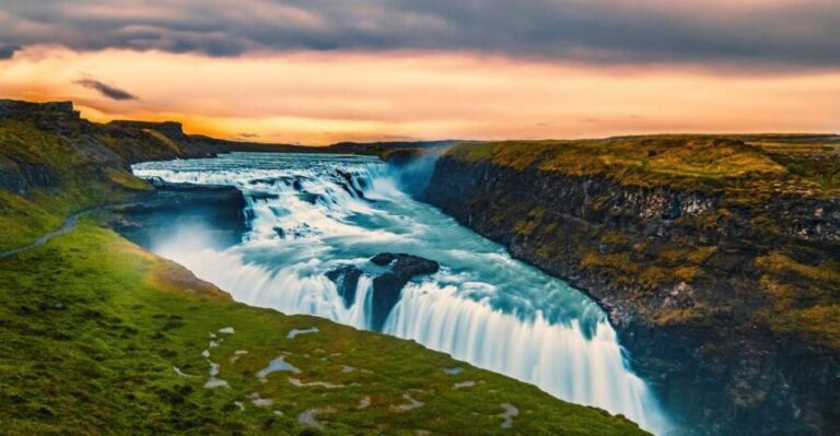 Reykjavik: Golden Circle, Tomato Farm and Kerið Crater Tour - Thingvellir National Park: parliament and tectonic plates in one visit