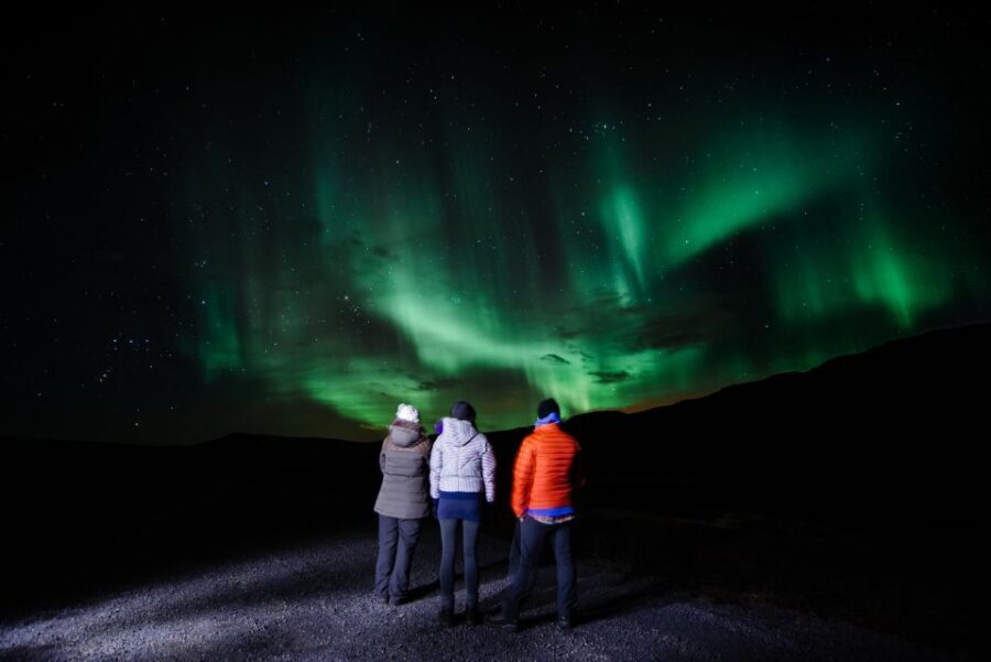 Reykjavík: Northern Lights Minibus Tour with Photos - Chasing With the KP Index and Changing Skies