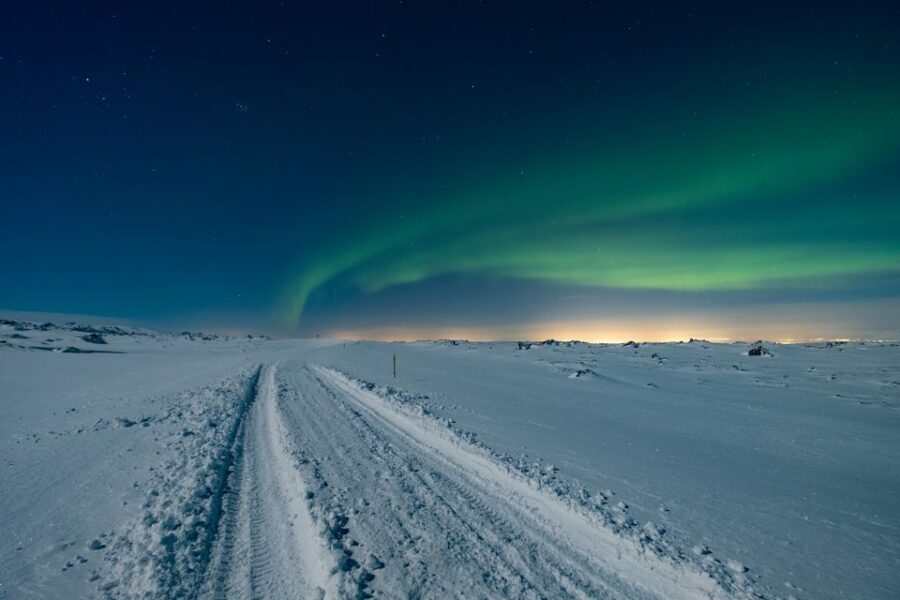 Reykjavík: Northern Lights Minibus Tour with Photos - Hot Chocolate, Blankets, and the Small Comforts That Matter
