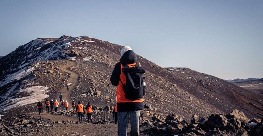 Reykjavík: Volcano Eruption Site and Reykjanes Hiking Tour - The full 9-hour rhythm: coast stops, then the real hike